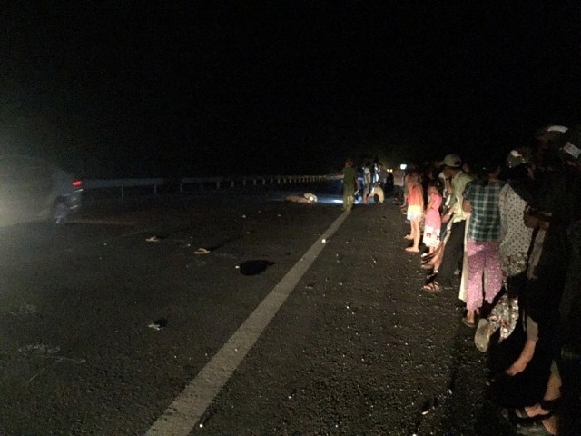 Đi bộ ban đêm, cô gái 16 tuổi đi bị xe tải đâm chết - 1 Hiện trường vụ tai nạn