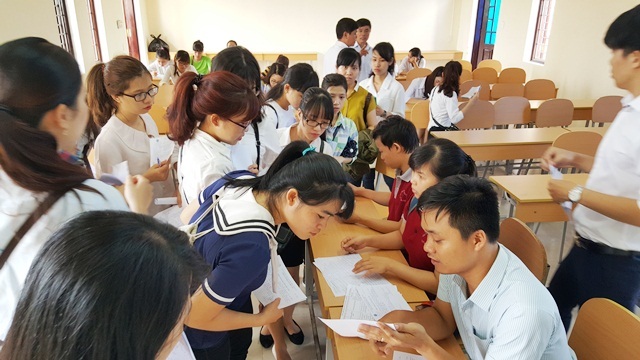Huế: 540 việc làm dành cho sinh viên ngành ngoại ngữ - 2 Các sinh viên đến tham dự rất đông và rất phấn chấn