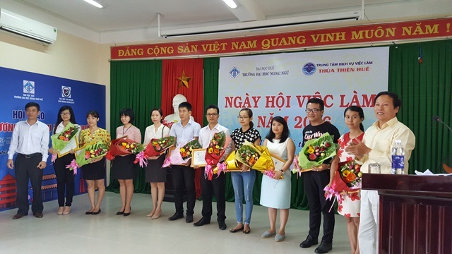 Huế: 540 việc làm dành cho sinh viên ngành ngoại ngữ - 1 Nhà trường tặng hoa và bằng khen cho các nhà tuyển dụng