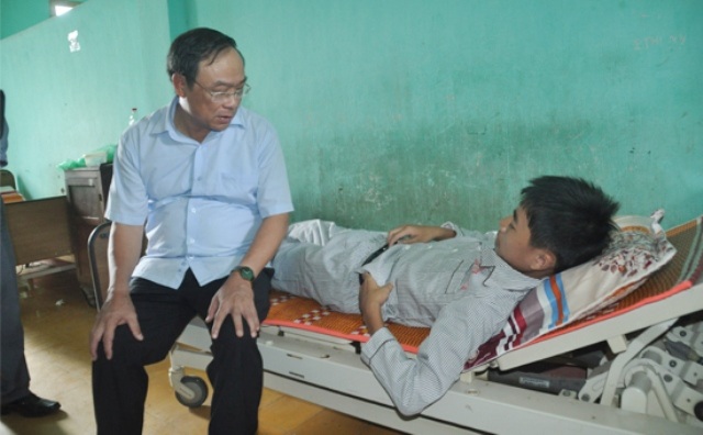 Ông Cao thăm hỏi các nạn nhân may mắn bị thương sau khi bị sét đánh tại thành phố Huế (ảnh: Công thông tin điện tử UBND tỉnh Thừa Thiên Huế)