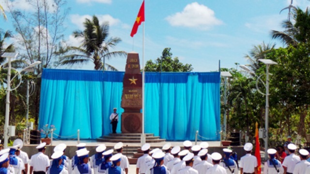 Lễ chào cờ trên quần đảo Trường Sa (ảnh: Khánh Linh)