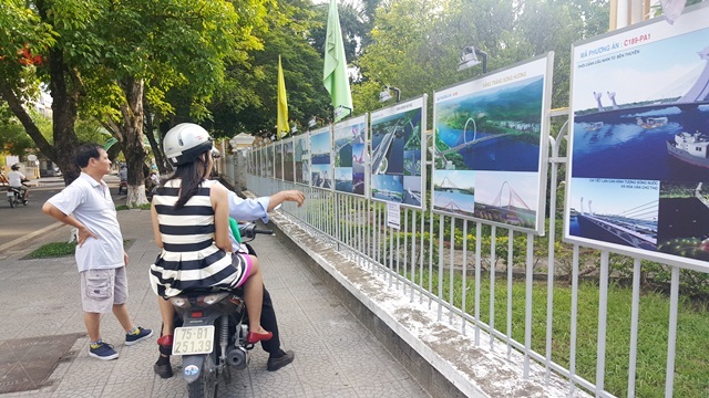 Trưng bày 20 phương án cầu vượt sông Hương cho người dân góp ý kiến - 2 Người dân Huế xem các phương án cầu vượt sông Hương vừa mới được trưng bày