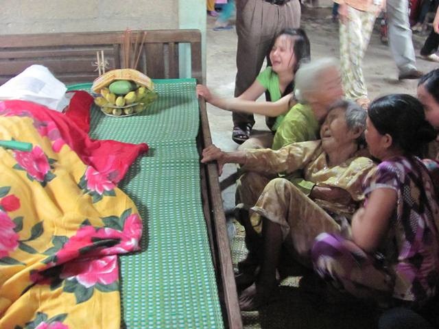 2 người thương vong do sét đánh - 1
Gia đình ông Phước đau đớn trước cái chết bất ngờ của ông