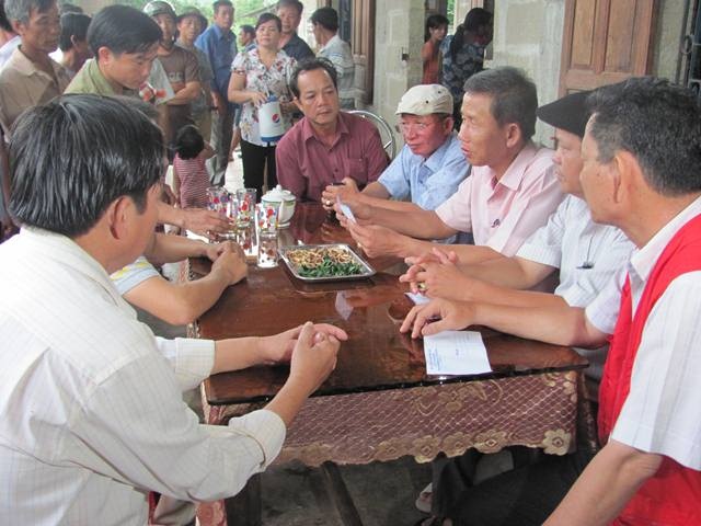 2 người thương vong do sét đánh - 2 Lãnh đạo địa phương về thăm hỏi gia đình nạn nhân bị sét đánh