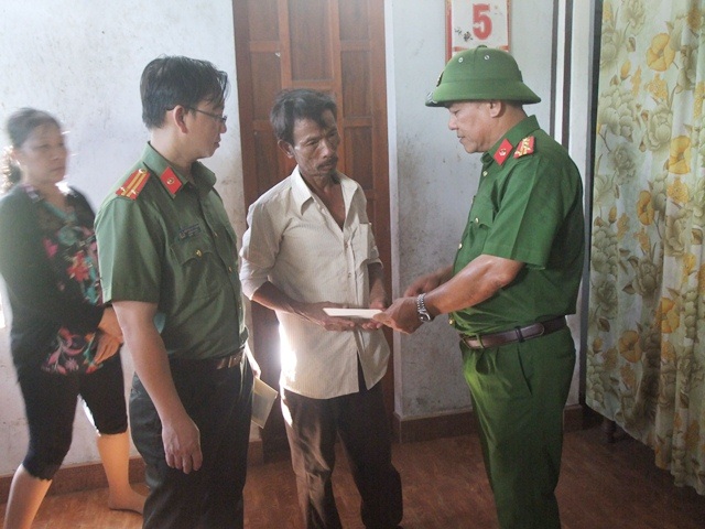 Hai cháu nhỏ chết đuối khi đi bắt sứa mưu sinh - 2 
Đại tá Lê Văn Vũ, Phó Giám đốc Công an tỉnh Thừa Thiên Huế (phải) thăm, chia buồn và hỗ trợ gia đình các nạn nhân.