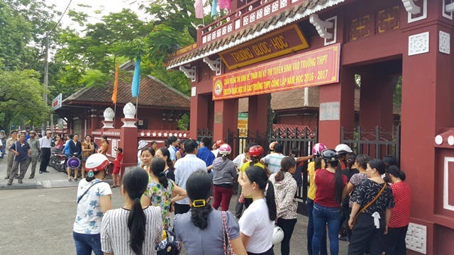 Hơn 5.000 học sinh thi vào lớp 10 tại Huế - 8 Không khí ngoài phòng thi với đông phụ huynh chờ con trước cổng trường