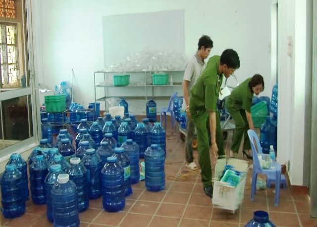 Đội Cảnh sát điều tra tội phạm về trật tự quản lý kinh tế và chức vụ - Công an TP Huế kiểm tra các cơ sở nước đóng chai vi phạm
