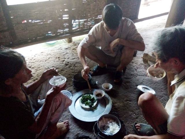 Xót xa cảnh chồng thương tật sọ não chăm vợ đang nguy kịch vì bệnh ung thư - 5 Xót xa cảnh chồng thương tật sọ não chăm vợ đang nguy kịch vì bệnh ung thư - 5