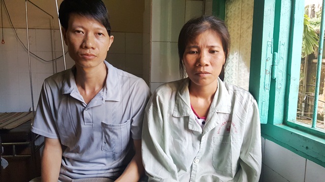 Xót xa cảnh chồng thương tật sọ não chăm vợ đang nguy kịch vì bệnh ung thư - 4 Dù bệnh tật nhưng anh Hạnh vẫn cố gắng chăm vợ, ở sát bên chị Lệ trong những ngày gặp hoạn nạn này