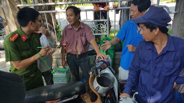 Cây phượng đổ ngang đường, 2 người bị thương - 2 Ông Tuệ (thứ 2 từ trái qua) kể lại chuyện suýt bị cây phượng đè trúng người