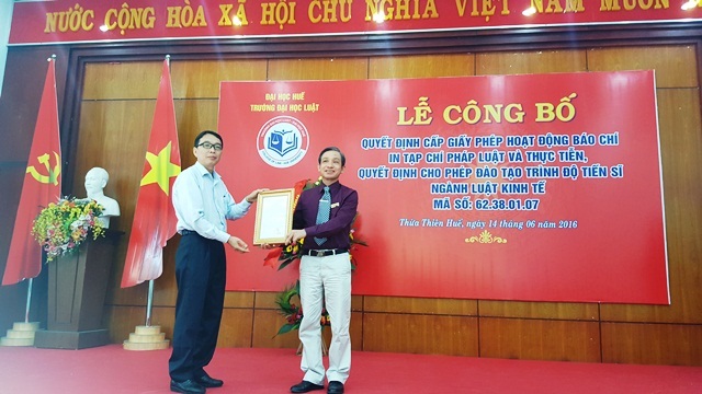 Trường đại học đầu tiên ở miền Trung được đào tạo tiến sĩ Luật - 1 PGS.TS. Nguyễn Quang Linh, Phó Giám đốc Đại học Huế (trái) trao quyết định của Bộ GD-ĐT cho phép đào tạo trình độ tiến sĩ ngành Luật Kinh tế cho PGS.TS. Đoàn Đức Lương, Hiệu trưởng Đại học Luật Huế (phải)