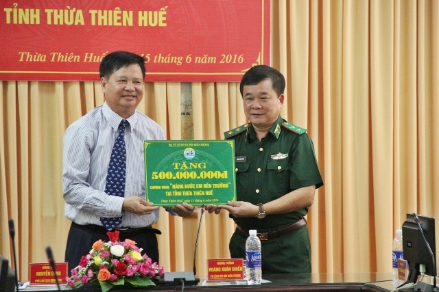 Trung tướng Hoàng Xuân Chiến, Tư lệnh BĐBP (phải) trao tặng tỉnh Thừa Thiên Huế số tiền 500 triệu đồng cho các em HS nghèo vùng sâu và vùng biên giới