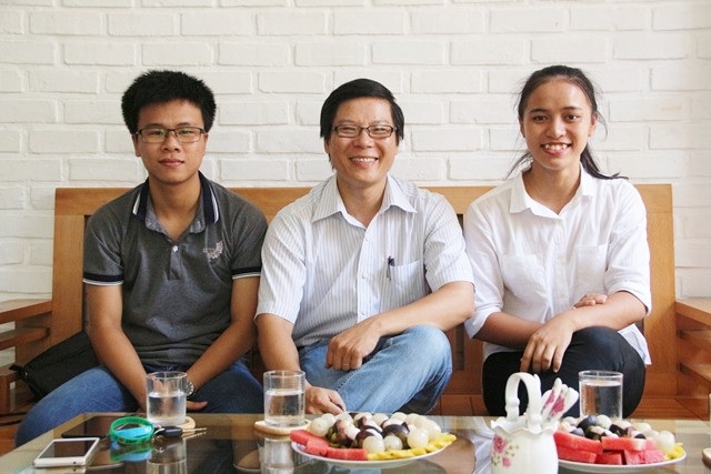 Người thầy trẻ “truyền lửa” môn Hóa cho sĩ tử vượt vũ môn - 5 Hưng và Vân về thăm lại thầy và chia sẻ nhiều kỷ niệm khi học hóa ở thầy Ngọc…..