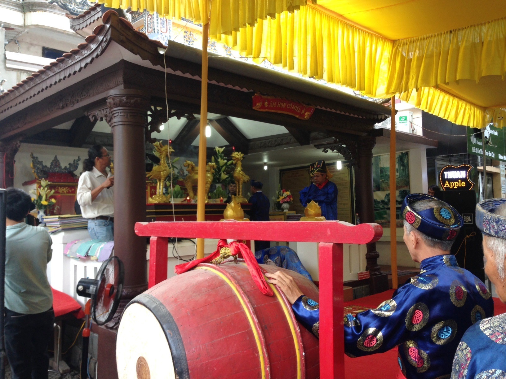 Lễ dâng hương tại miếu Âm Hồn được tổ chức một cách thành kính, trang nghiêm