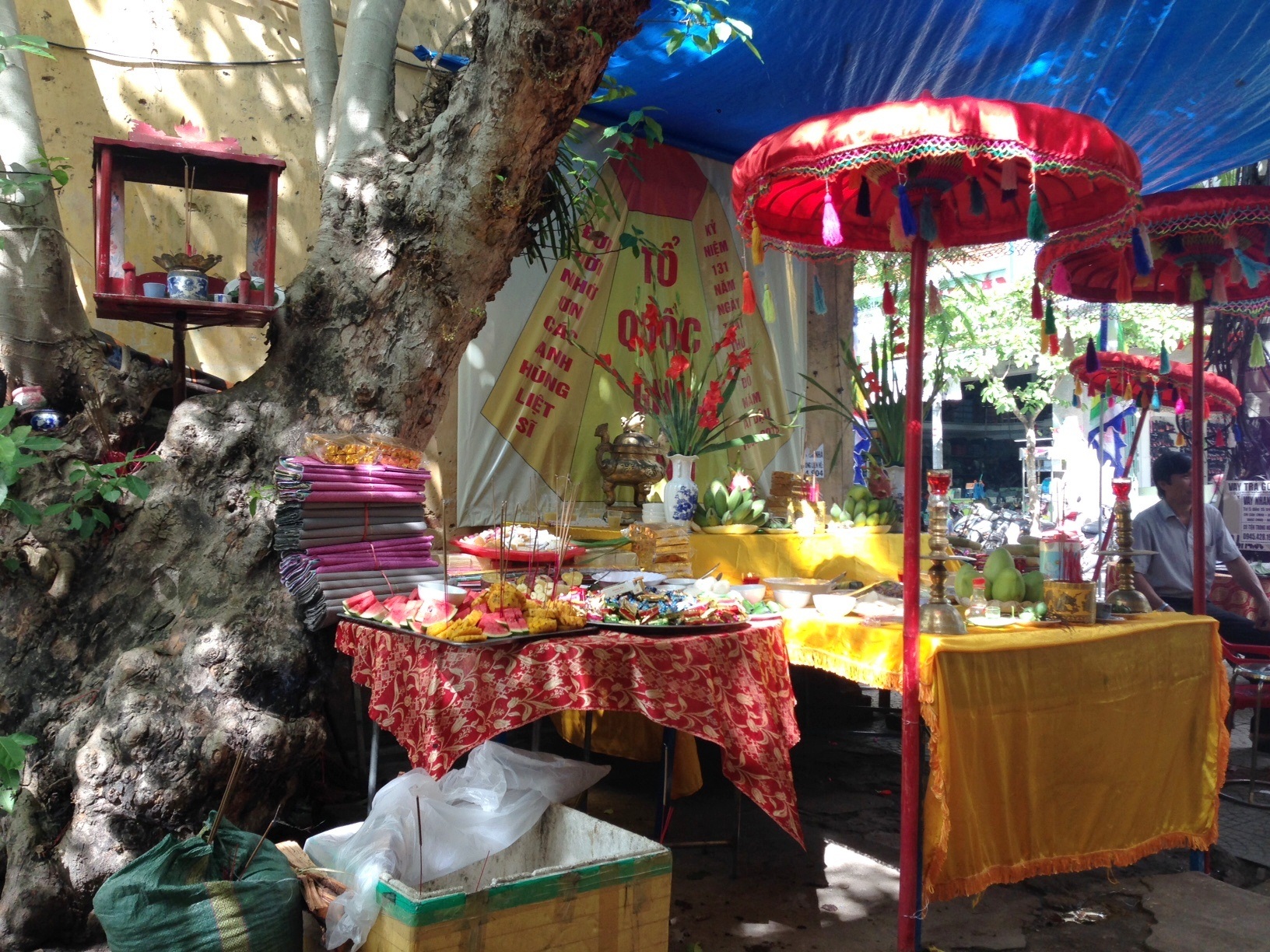 Những lễ vật cúng rất đa dạng bao gồm: Xôi đậu, chè bánh, trái cây, thịt luộc, nước…