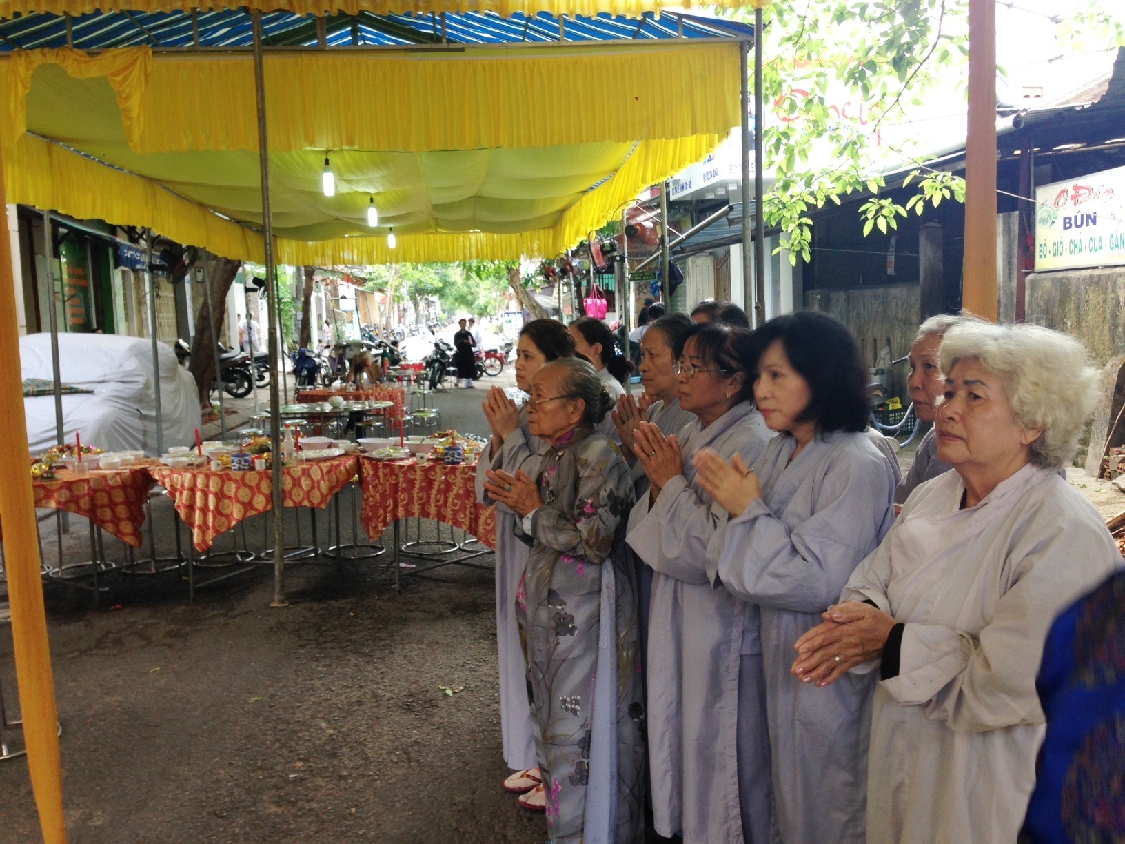 Buổi lễ thu hút nhiều người dân địa phương tham dự