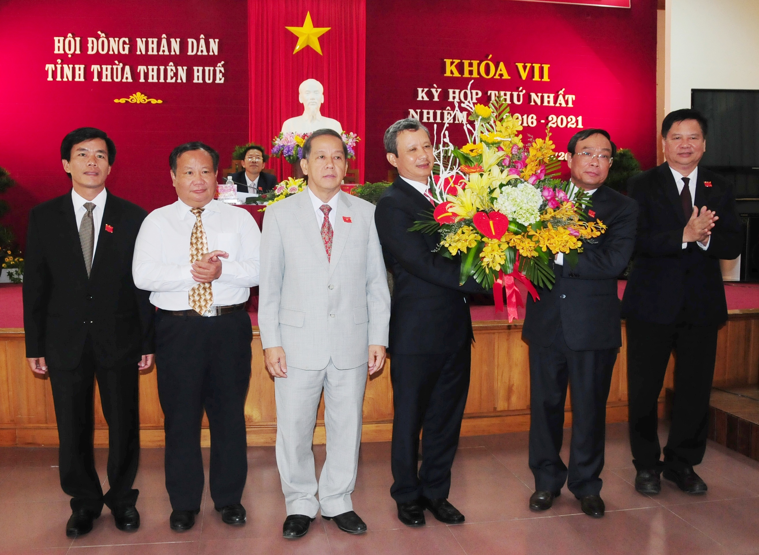 Ông Nguyễn Văn Cao tái đắc cử Chủ tịch UBND tỉnh Thừa Thiên Huế - 1 Ông Nguyễn Văn Cao (thứ 2 từ phải qua) tái đắc cử Chủ tịch UBND tỉnh Thừa Thiên Huế nhiệm kỳ 2016-2021 (ảnh: VGP)