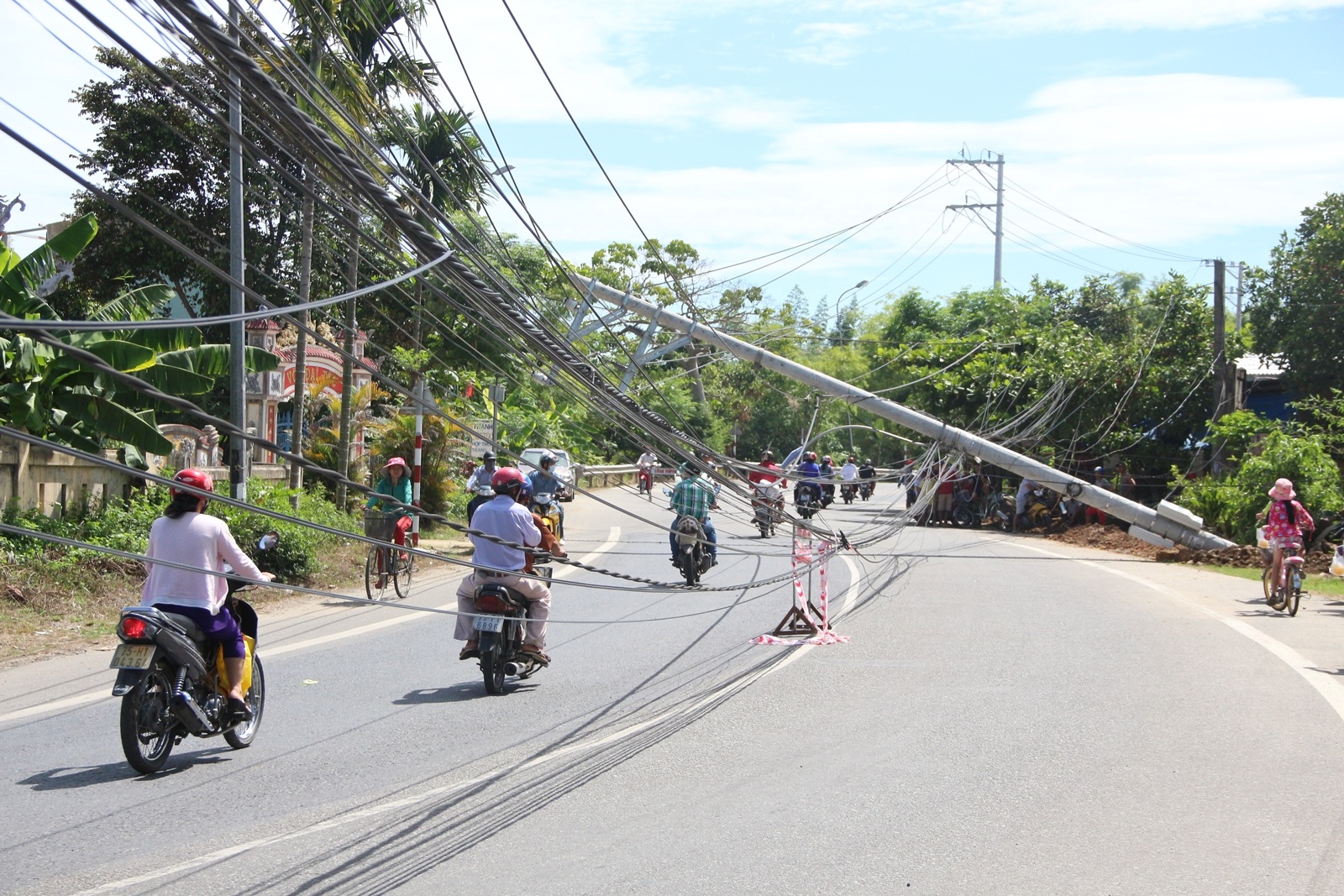 
Cột điện bất ngờ đổ xuống mà không chịu sự tác động nào.
