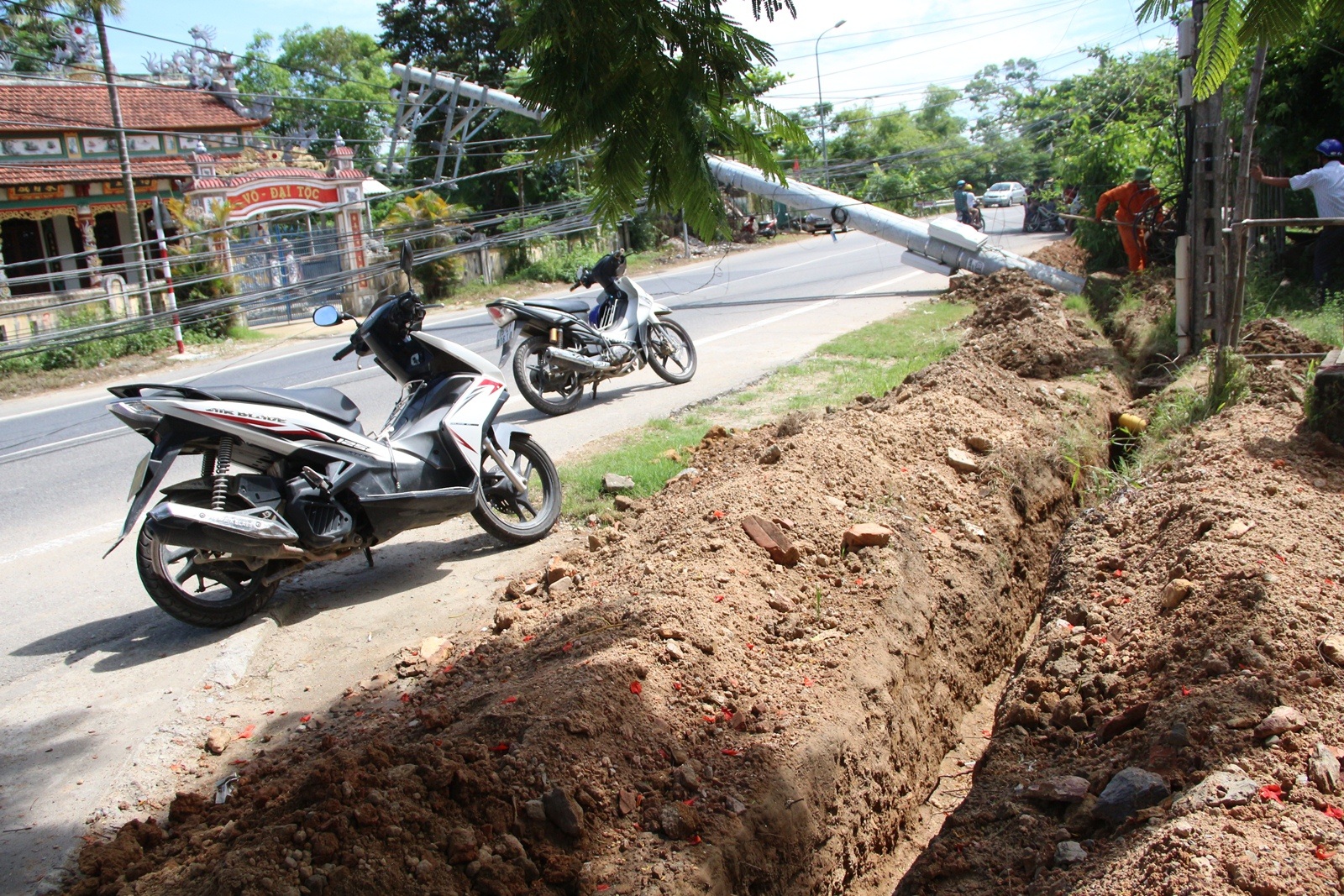 Nguyên nhân chính có thể là do đường rãnh vừa được đào quanh móng cột điện