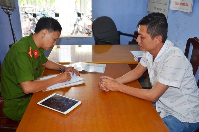 Công an đọc lệnh bắt khẩn cấp nghi phạm Bạch Quốc Phương - cầm đầu đường dây cá độ bóng đá qua mạng 17 tỷ đồng