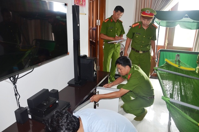 Công an tiến hành khám xét nơi ở của các đối tượng liên quan đường dây cá độ bóng đá lớn này