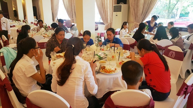 Khách sạn 4 sao mở cửa đón thí sinh, phụ huynh vào ăn cơm miễn phí - 2 Hàng trăm thí sinh và người nhà ăn trưa miễn phí theo phong cách hạng sang ở khách sạn Saigon Morin Huế