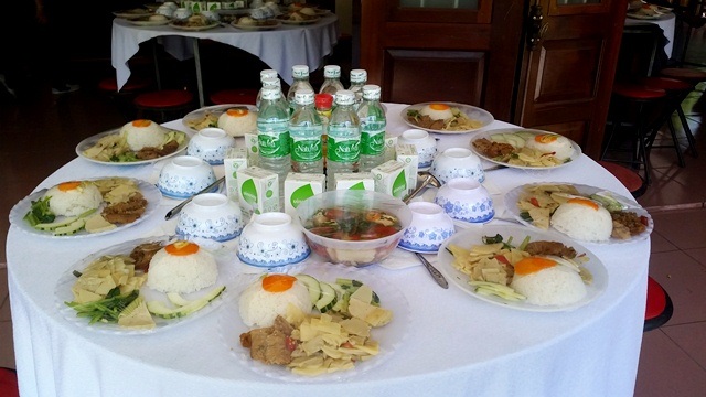 Khách sạn 4 sao mở cửa đón thí sinh, phụ huynh vào ăn cơm miễn phí - 6 5000 suất cơm chay miễn phí cho thí sinh trong 3 ngày thi tại Huế