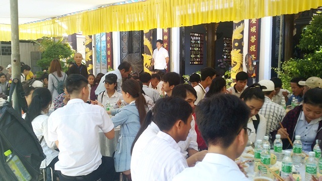 Khách sạn 4 sao mở cửa đón thí sinh, phụ huynh vào ăn cơm miễn phí - 7 Đông đảo sĩ tử cùng cha mẹ ăn cơm chay trưa