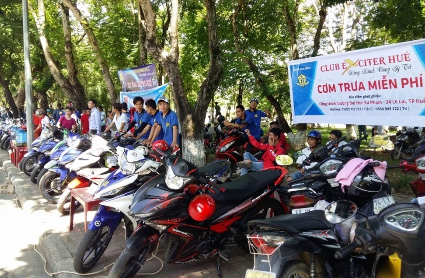 Nghĩa tình những chuyến xe ôm miễn phí đưa đón thí sinh - 1 Đoàn xe và các thành viên trong câu lạc bộ Exciter Huế sẵn sàng phục vụ các sĩ tử