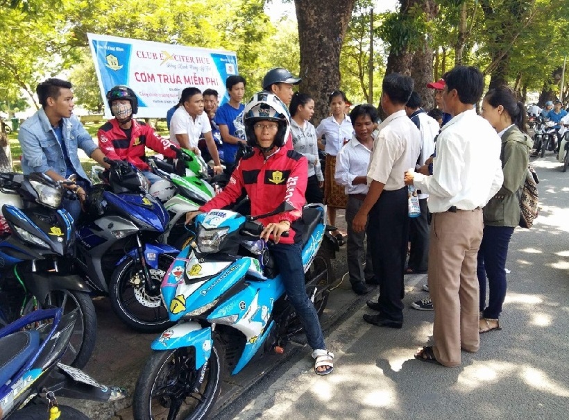 Nghĩa tình những chuyến xe ôm miễn phí đưa đón thí sinh - 2 Nghĩa tình những chuyến xe ôm miễn phí đưa đón thí sinh - 2
