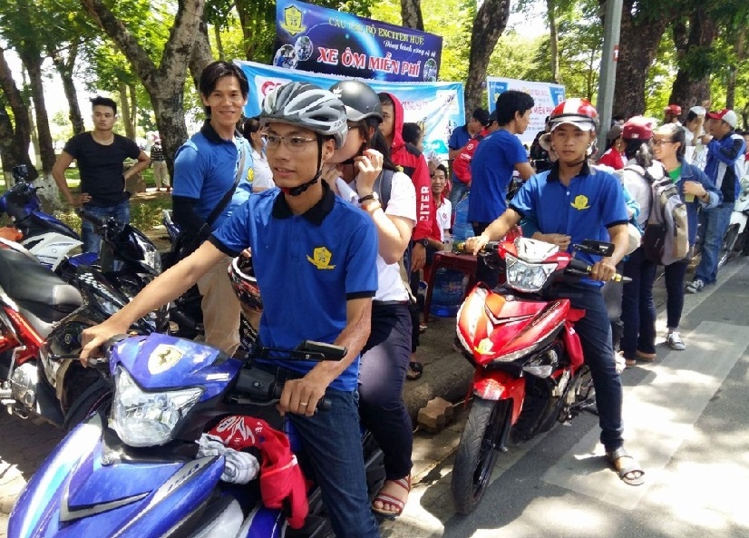 Nghĩa tình những chuyến xe ôm miễn phí đưa đón thí sinh - 3 Các thành viên đang giúp đỡ đưa đón các sĩ tử