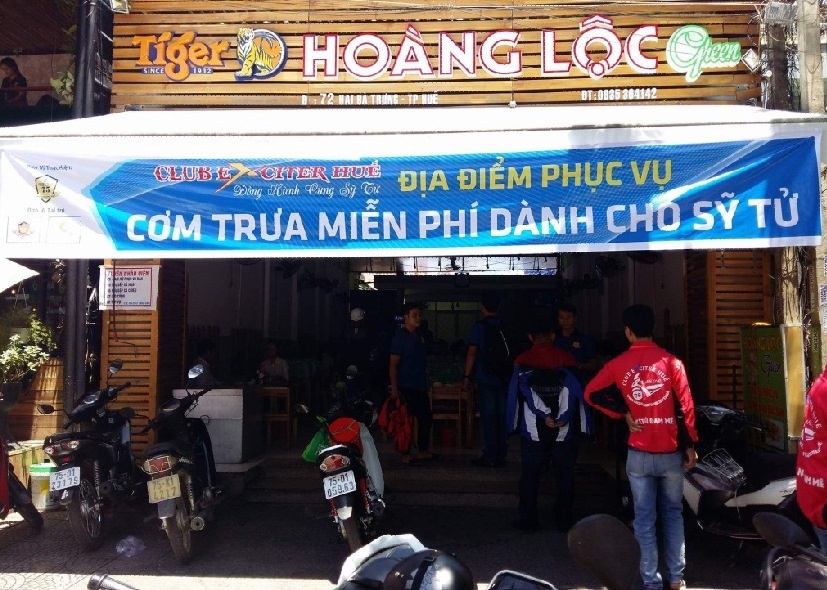 Nghĩa tình những chuyến xe ôm miễn phí đưa đón thí sinh - 4 Địa điểm mà câu lạc bộ Exciter tổ chức tặng suất cơm cho các sĩ tử