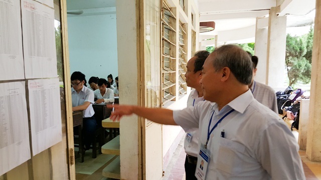 Hai Thứ trưởng Giáo dục kiểm tra công tác thi tại Huế, An Giang - 3 Thứ trưởng chỉ ra một số điểm cần điều chỉnh về sắp xếp bàn ghế trong phòng thi