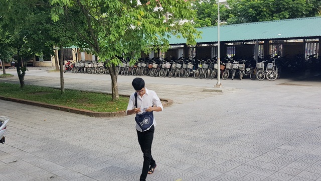 Nhiều thí sinh tới muộn, quên máy tính, giấy tờ thi - 1 Thí sinh đi trễ ở trường Đại học Khoa học Huế sáng 1/7