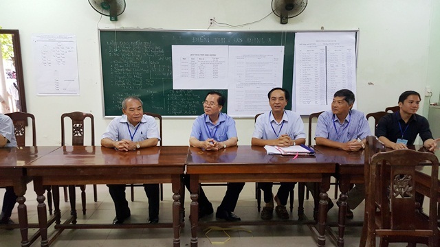 Hai Thứ trưởng Giáo dục kiểm tra công tác thi tại Huế, An Giang - 4
Thứ trưởng hỏi nhanh Trưởng điểm thi, hỏi tình hình thí sinh thi cử, đề thi, giáo viên...