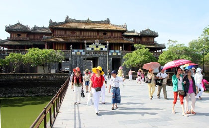 Huế sẽ thanh tra, kiểm tra gấp về hướng dẫn viên "chui" Trung Quốc - 2 Khách du lịch tham quan cố đô Huế