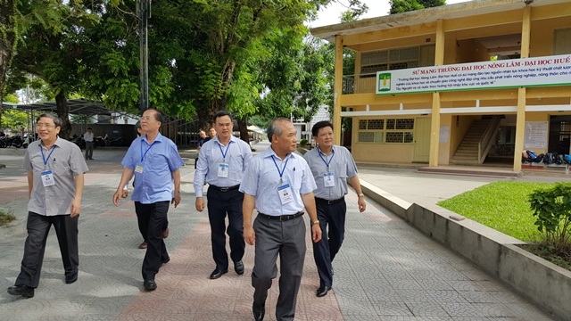 Hai Thứ trưởng Giáo dục kiểm tra công tác thi tại Huế, An Giang - 5 Thứ trưởng cùng đoàn làm việc của Bộ kiểm tra không gian ngoài phòng thi về an ninh vòng ngoài