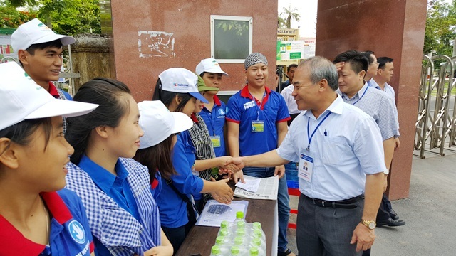 Thứ trưởng Nguyễn Vinh Hiển vui vẻ hỏi han, động viên các tình nguyện viên tiếp sức mùa thi ngoài điểm thi