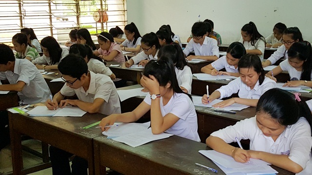 Đại học Huế bắt đầu chấm thi trắc nghiệm cho 4 cụm thi - 2 Các thí sinh đang làm bài thi môn Văn tại điểm thi Đại học Nông lâm Huế (thuộc cụm 39) sáng 2/7, kỳ thi THPT Quốc gia 2016