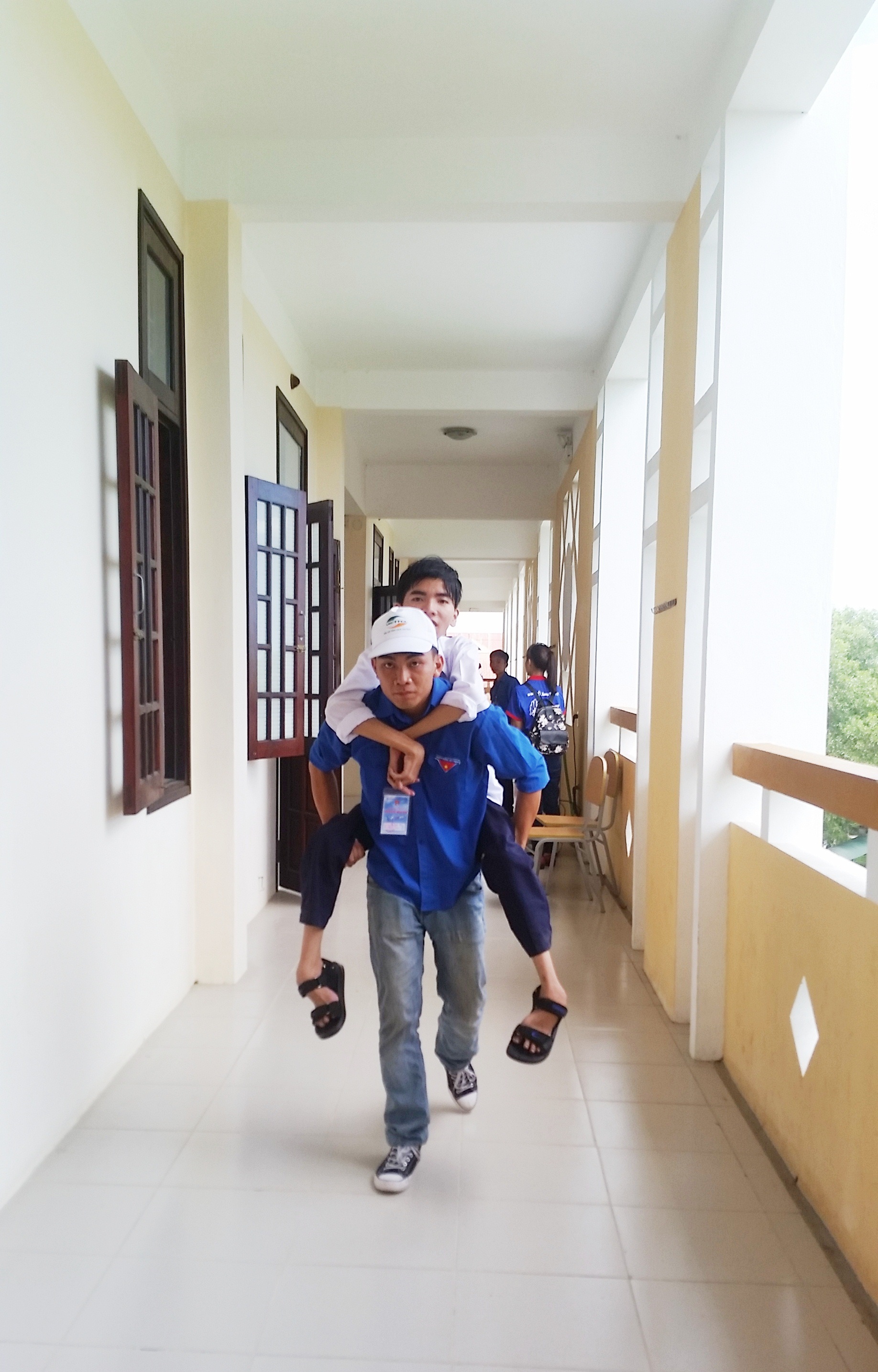 Thí sinh teo chân được cõng vào phòng thi mỗi ngày - 2 Các bạn thay phiên nhau cõng bạn Cường vào phòng thi