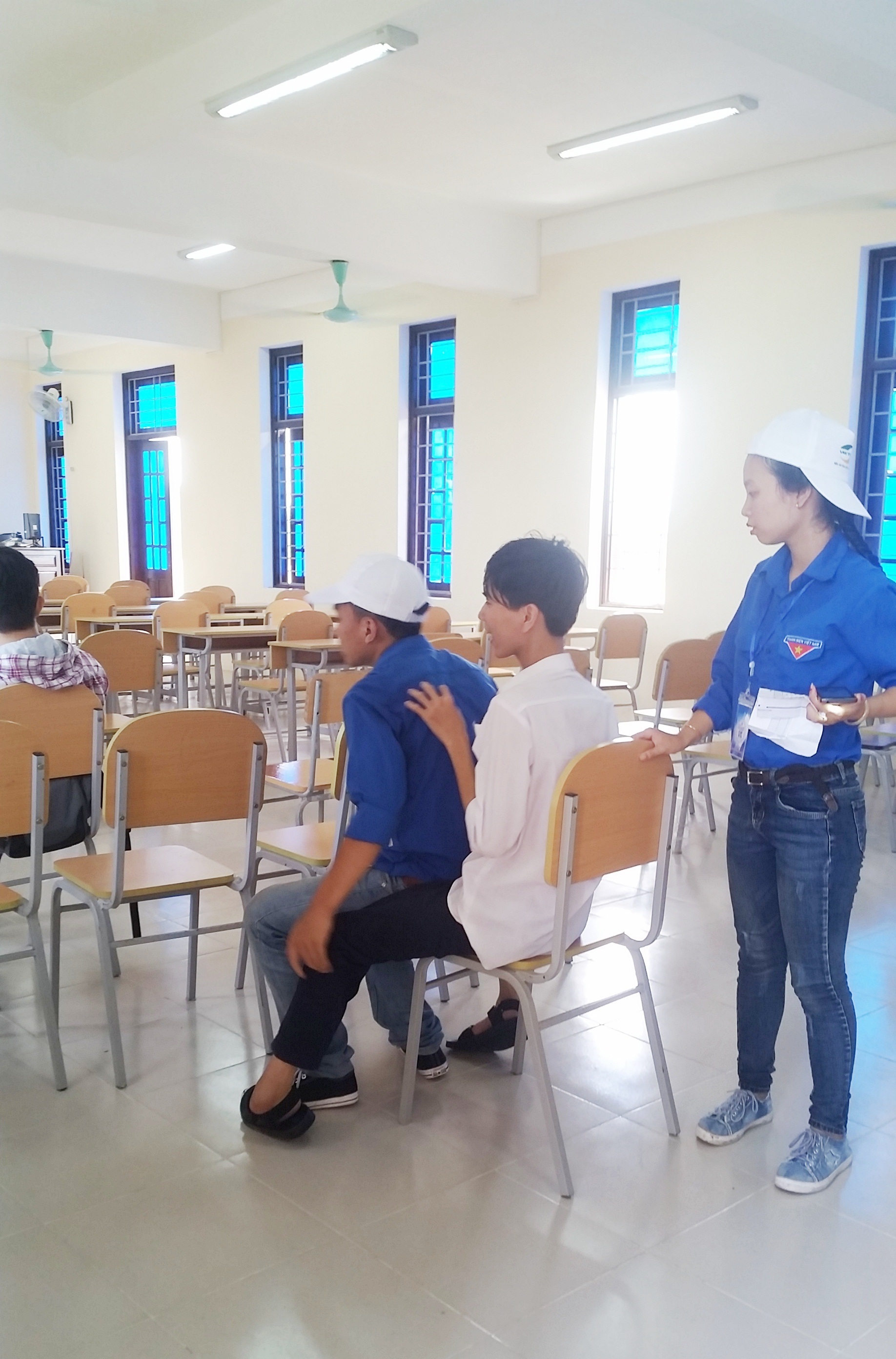 Thí sinh teo chân được cõng vào phòng thi mỗi ngày - 3 Đến khi đặt Cường vào đúng chỗ rồi các tình nguyện viên mới yên tâm