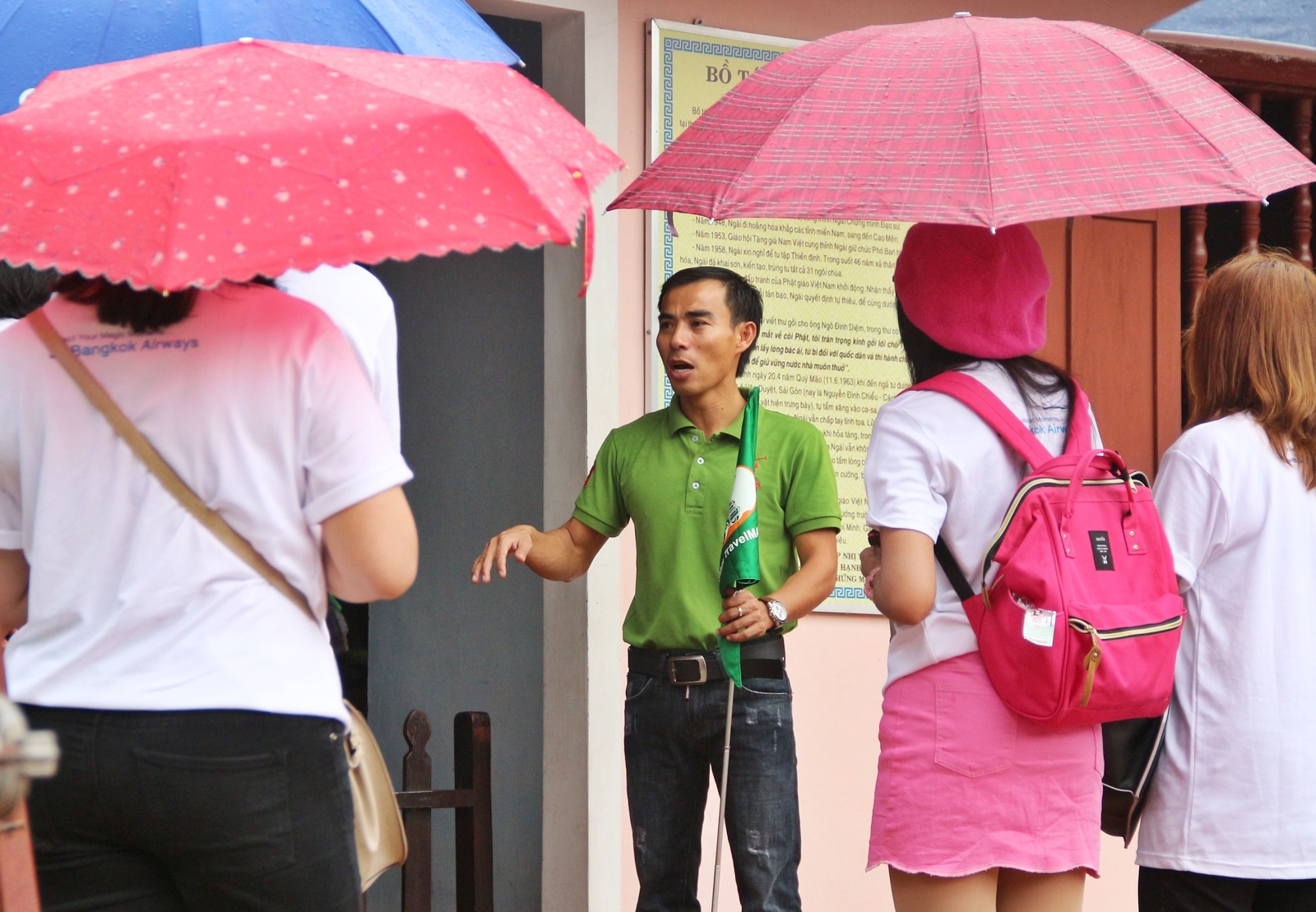 Bát nháo hướng dẫn viên du lịch “chui” tại Huế - 2