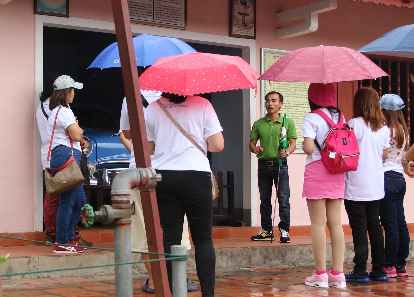 Dù không đeo thẻ HDV nhưng người đàn ông (cầm cờ) đoàn Công ty du lịch Việt Nam TravelMart vẫn ngang nhiên giới thiệu về địa điểm du lịch này