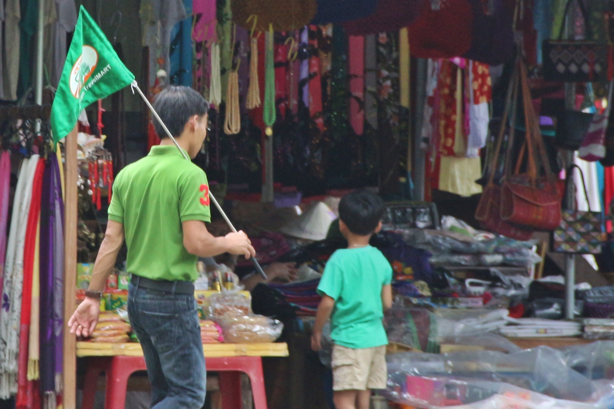 Người này trở nên lúng túng và di chuyển thật nhanh sau khi nghe câu hỏi của PV