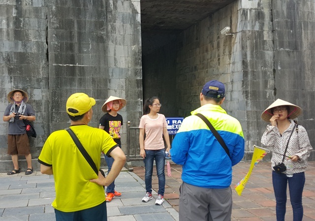 Bát nháo HDV du lịch “chui” tại Huế (kỳ 2) - 1 Nữ HDV này (ngoài cùng bên phải) không đeo gì trên người, chỉ cầm cờ có chữ Trung Quốc và chữ Star Travel