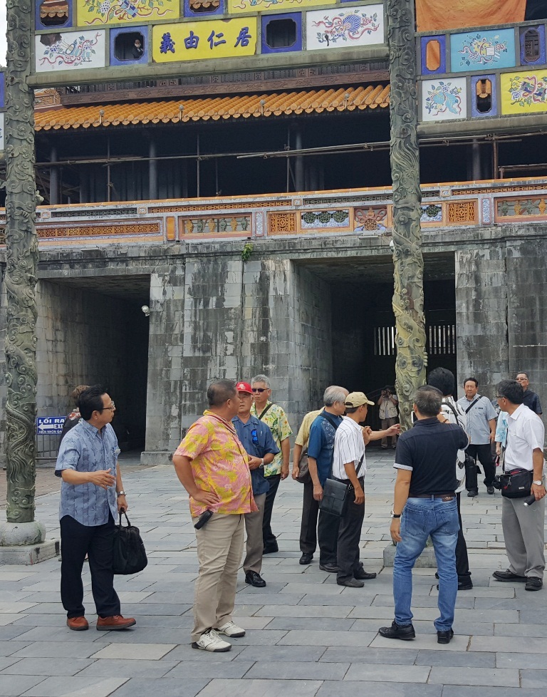 Bát nháo HDV du lịch “chui” tại Huế (kỳ 2) - 4 Khi phát hiện báo tới quay hình, người đàn ông áo trắng đội mũ trên đã dẫn đoàn Nhật đi nhanh qua chỗ khác chứ không vào điện Thái Hòa như dự kiến