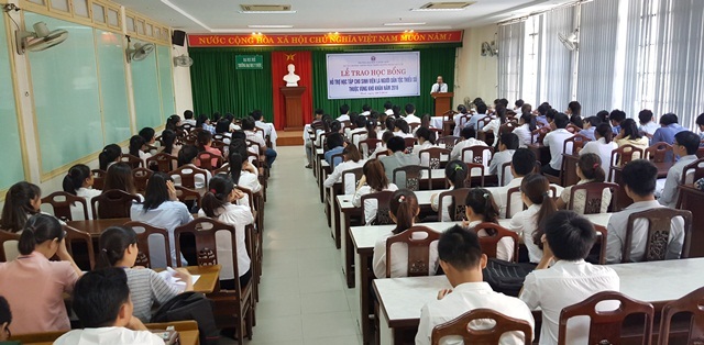 Gần 200 SV ưu tú dân tộc thiểu số nhận học bổng y tế - 1
Lễ trao học bổng cho 186 SV dân tộc thiểu số vùng khó khăn đang học tại Đại học Y Dược Huế.