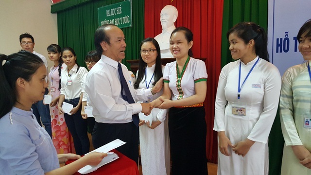 Gần 200 SV ưu tú dân tộc thiểu số nhận học bổng y tế - 2
PGS.TS. Võ Tam, Phó Hiệu trưởng Đại học Y Dược Huế động viên khích lệ và trao học bổng cho các SV dân tộc thiểu số.