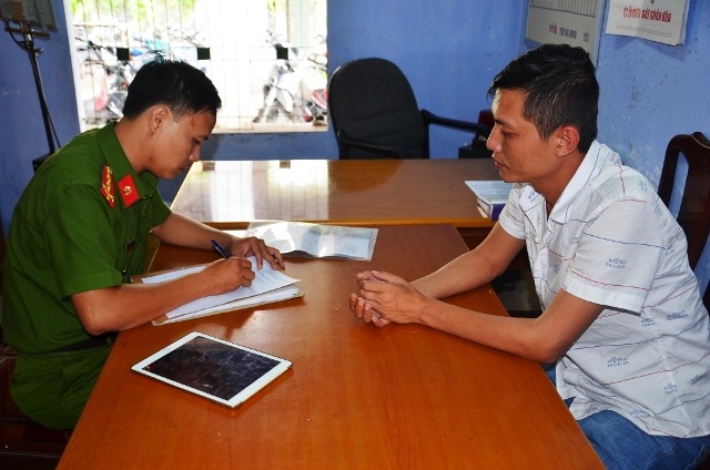 Phá nhiều vụ cá độ bóng đá trong mùa Euro - 1 Công an lấy lời khai một đối tượng trong đường dây cá độ bóng đá khủng 17 tỷ tại Phú Lộc