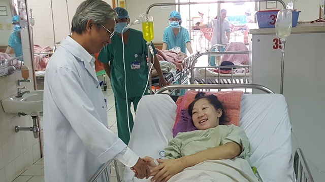 Lần đầu tiên cứu sống sản phụ bị lupus ban đỏ biến chứng suy tim cực nặng - 2 Sản phụ Hiệp cảm ơn PGS.TS. Nguyễn Viết Quang, Trưởng Khoa Gây mê Hồi sức A, Bệnh viện Trung ương Huế